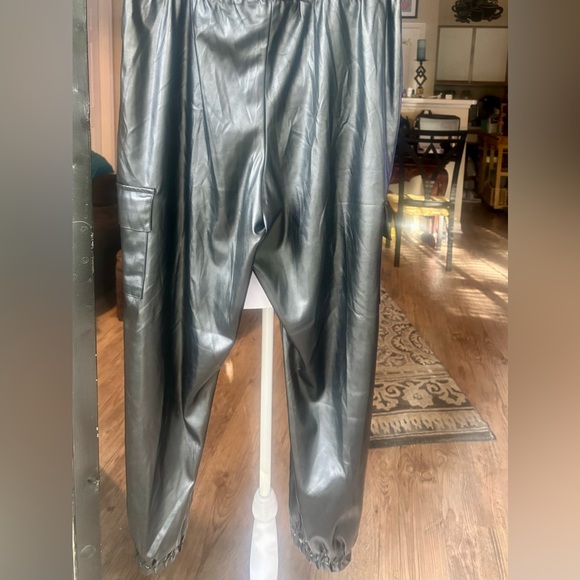 Black Faux Cargo Pants XL NWOT - Picture 2 of 8